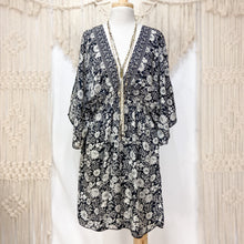 Cargar imagen en el visor de la galería, Vestido Anís Corto Negro Flor (M-L)