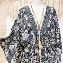 Cargar imagen en el visor de la galería, Vestido Anís Corto Negro Flor (M-L)