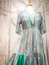 Cargar imagen en el visor de la galería, Vestido Jazmín Corto Green Gray (S-M)