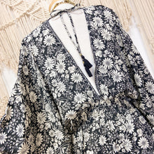 Cargar imagen en el visor de la galería, Vestido Anís Corto Negro Flor (M-L)

