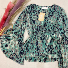 Cargar imagen en el visor de la galería, Blusa Gitana Animal Print Turquesa (S-M)
