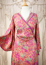 Cargar imagen en el visor de la galería, Vestido Pitta Flor Fucsia (M-L)
