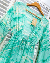 Cargar imagen en el visor de la galería, Kimono Kiara Turquesa Dorado
