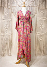 Cargar imagen en el visor de la galería, Vestido Pitta Flor Fucsia (M-L)
