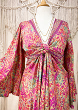 Cargar imagen en el visor de la galería, Vestido Pitta Flor Fucsia (M-L)
