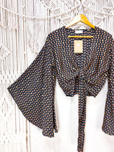 Cargar imagen en el visor de la galería, Top Kimono Negro Hojas (estándar)
