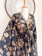 Cargar imagen en el visor de la galería, Kimono Tribu Flor Dorada
