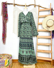 Cargar imagen en el visor de la galería, Vestido Imperio Verde (S-M)
