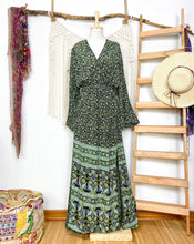 Cargar imagen en el visor de la galería, Vestido Imperio Flor Verde (M-L)
