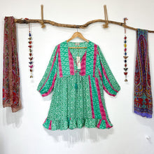 Cargar imagen en el visor de la galería, Vestido Aires verde Fucsia (S-M)
