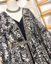 Cargar imagen en el visor de la galería, Kimono Gala Negro Flor (estándar)
