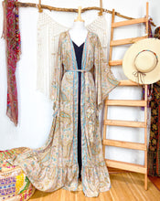 Cargar imagen en el visor de la galería, Kimono Gala Beige (S-M)
