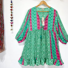 Cargar imagen en el visor de la galería, Vestido Aires verde Fucsia (S-M)
