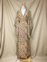 Cargar imagen en el visor de la galería, Kaftan Cielo Flor Beige (S-M)
