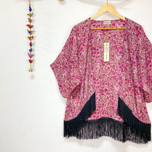 Cargar imagen en el visor de la galería, Kimono Flecos Fucsia (estándar)
