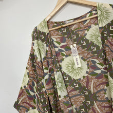 Cargar imagen en el visor de la galería, Kimono Luz Verde (talla estándar)
