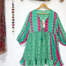 Cargar imagen en el visor de la galería, Vestido Aires Verde Fucsia (M-L)
