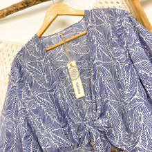 Cargar imagen en el visor de la galería, Top Kimono Hojas Azul (estámbar)
