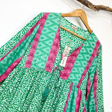 Cargar imagen en el visor de la galería, Vestido Aires Verde Fucsia (M-L)
