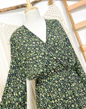 Cargar imagen en el visor de la galería, Vestido Imperio Flor Verde (M-L)
